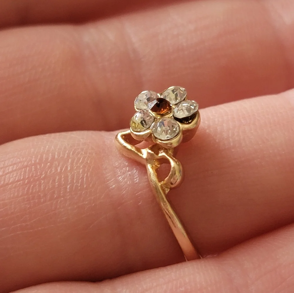 Flower Ring Gold Tone Rhinestone Gem